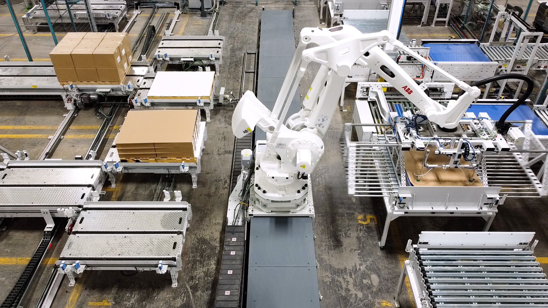 robot sur rail qui palettise 4 lignes de produits différents