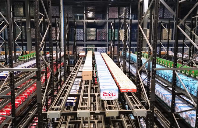 Comparaison des systèmes automatisés de stockage et de récupération : ASRS à grue de mini-charges, ASRS à navettes et ASRS à convoyeurs motorisés